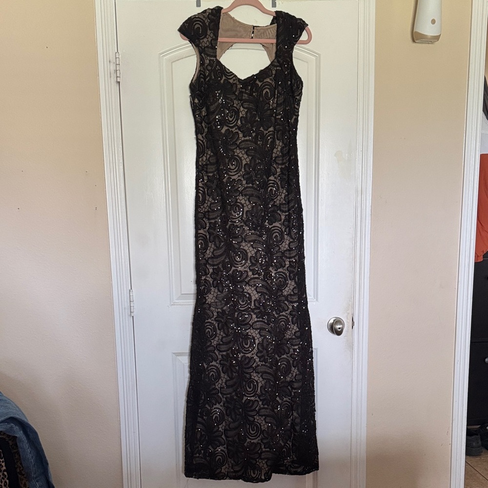 Elegant Black Lace Evening Gown